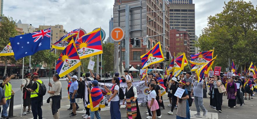 བོད་མིའི་གསུམ་བཅུའི་དུས་དྲན་ཐེངས་༦༦པ་ཨོ་གླིང་སི་ཌི་ནེ་གྲོང་ཁྱེར་དུ་སྲུང་བརྩི།