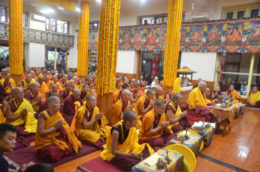 ཚེ་དཔག་མེད་དྭངས་མ་བཅུད་འདྲེན་གྱི་སྒོ་ནས་ྋགོང་ས་མཆོག་ལ་བརྟན་བཞུགས་བསྟར་འབུལ།