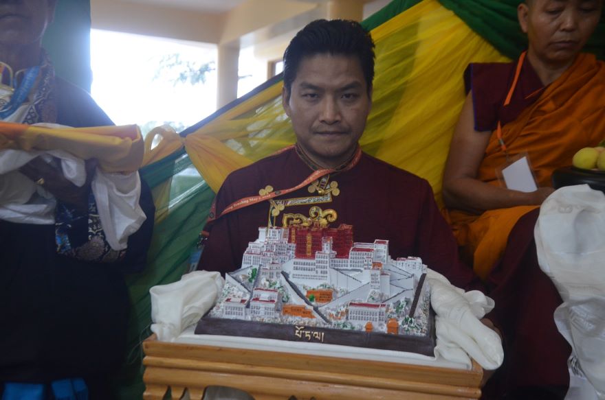 ཚེ་དཔག་མེད་དྭངས་མ་བཅུད་འདྲེན་གྱི་སྒོ་ནས་ྋགོང་ས་མཆོག་ལ་བརྟན་བཞུགས་བསྟར་འབུལ།