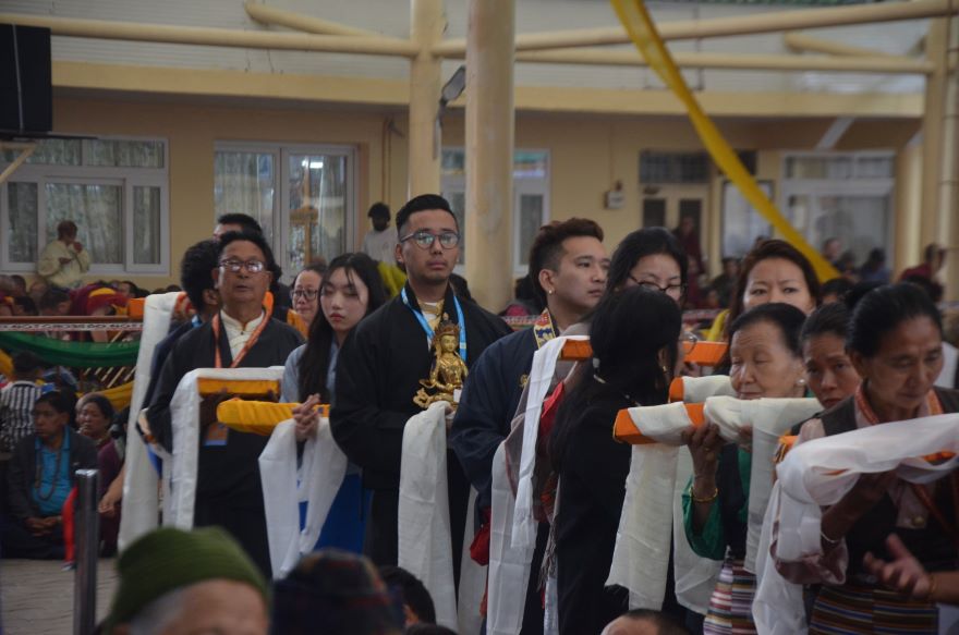 ཚེ་དཔག་མེད་དྭངས་མ་བཅུད་འདྲེན་གྱི་སྒོ་ནས་ྋགོང་ས་མཆོག་ལ་བརྟན་བཞུགས་བསྟར་འབུལ།